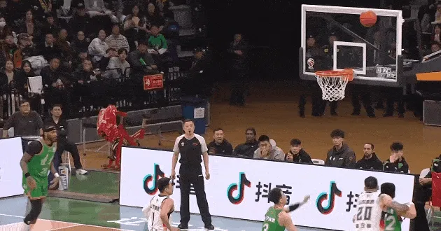 开云体育-赵继伟抢篮板造成高诗岩犯规，随后两罚全中辽宁反超山东